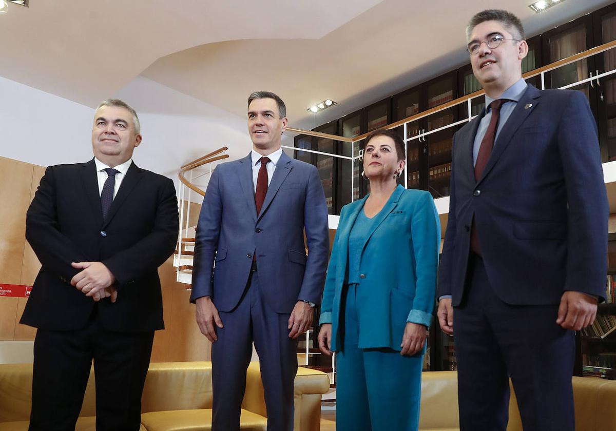 Imagen de la reunión entre Pedro Sánchez y la delegación de EH Bildu.