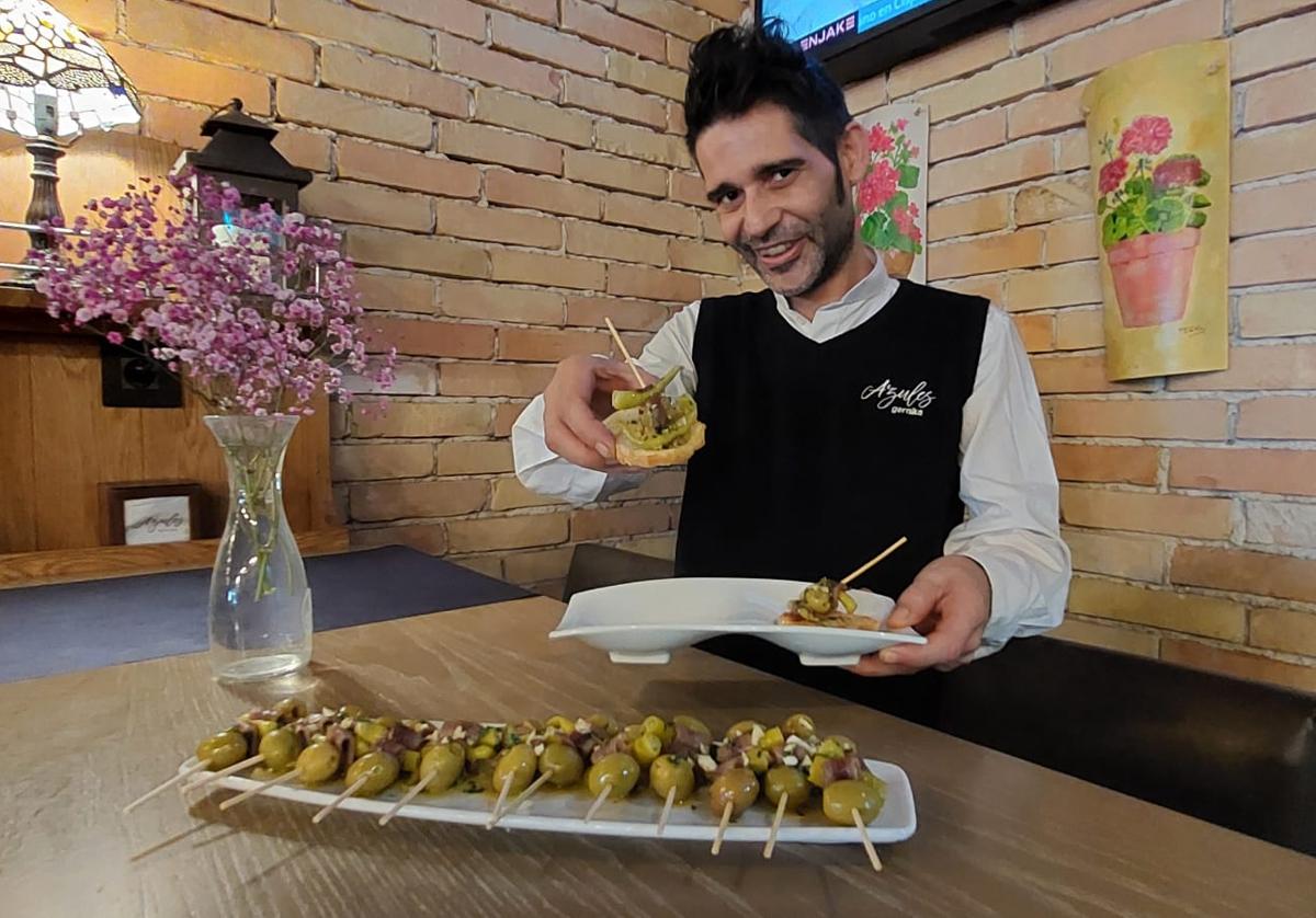 José Manuel Macías, del bar Estanco de Gernika, se hizo con el premio a la mejor gilda elaborada de manera tradicional.