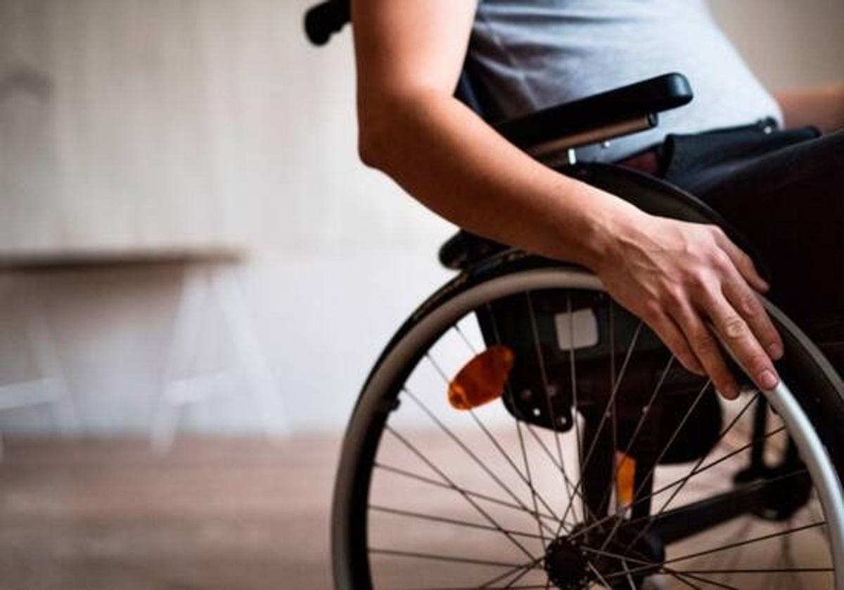 Un joven en silla de ruedas.