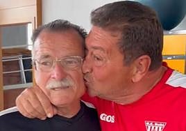 Los utilleros se besan en un emotivo vídeo.