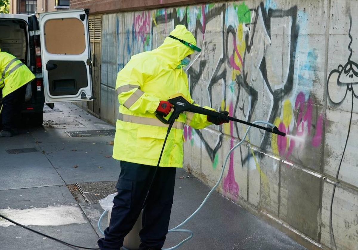 Los operarios eliminan una pintada en Ariznabarra.