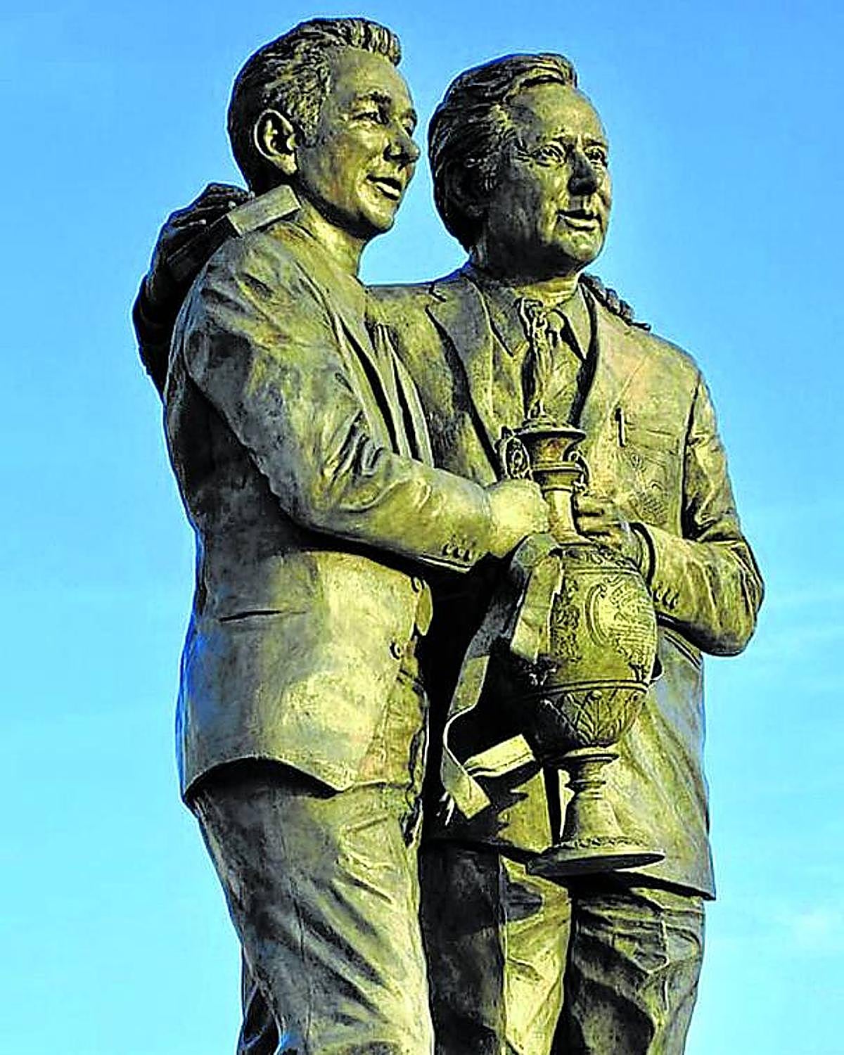 Una estatua recuerda a ambos en el Pride Park de Derby.