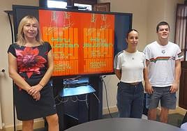 La edil de Cultura y Fiestas, Estíbaliz Freije, y los representantes de Berriztasuna Dantza Taldea, Jone Meléndez y Xabier Larrea, anuncian la programación para un fin de semana cultural.