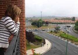 Una mujer observa el entorno de Artaza, por donde se unirá el subfluvial.