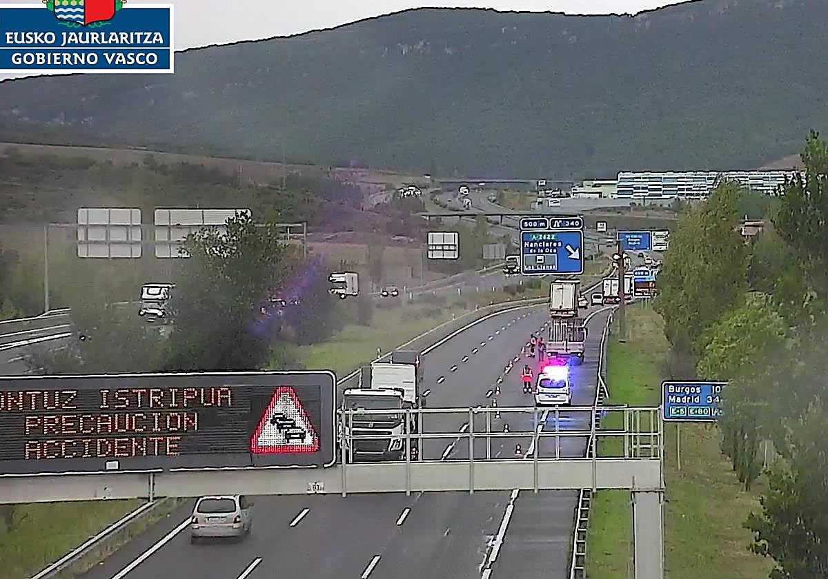 Los paneles de tráfico instalados en la A1 piden precaución ante el carril cortado al tráfico.