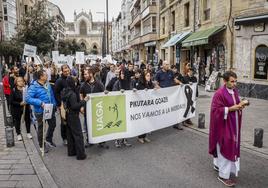 Cientos de agricultores y ganaderos alaveses escenifican en Vitoria la muerte del sector primario