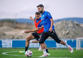 Duarte es presionado por Sedlar en un entrenamiento.