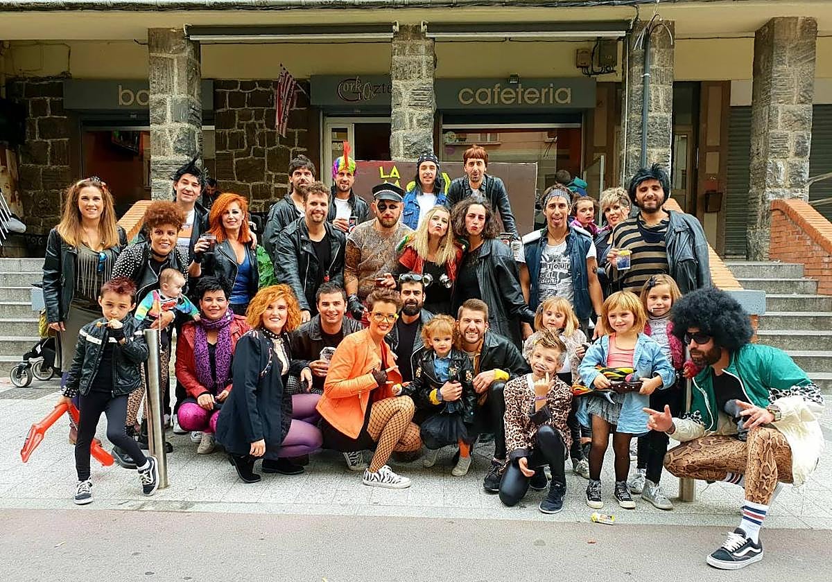 Esta cuadrilla de San Fausto lleva más de una década participando en el desfile del disfraz que cada año se celebra en las fiestas patronales de Durango