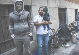 Personas de origen extranjero hacen cola para realizar trámites en las oficinas de la Policía Nacional de Bilbao.