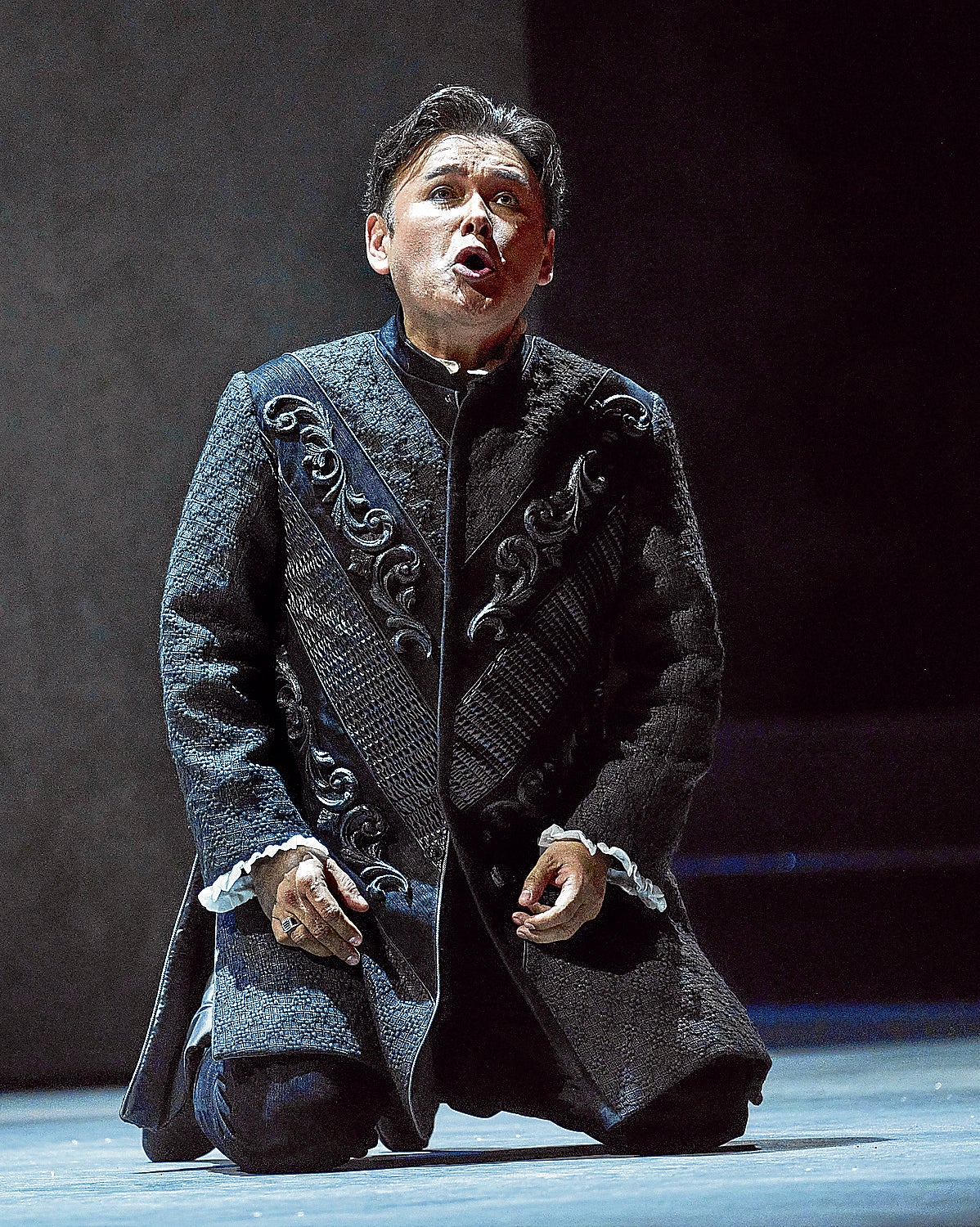 Javier Camarena, caracterizado como Romeo en el ensayo general de la ópera de Gounod.