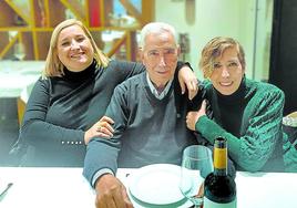 Jesús Orive posa durante una comida familiar rodeado de sus hijas, Araceli e Itziar.