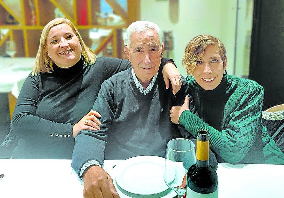 Jesús Orive posa durante una comida familiar rodeado de sus hijas, Araceli e Itziar.