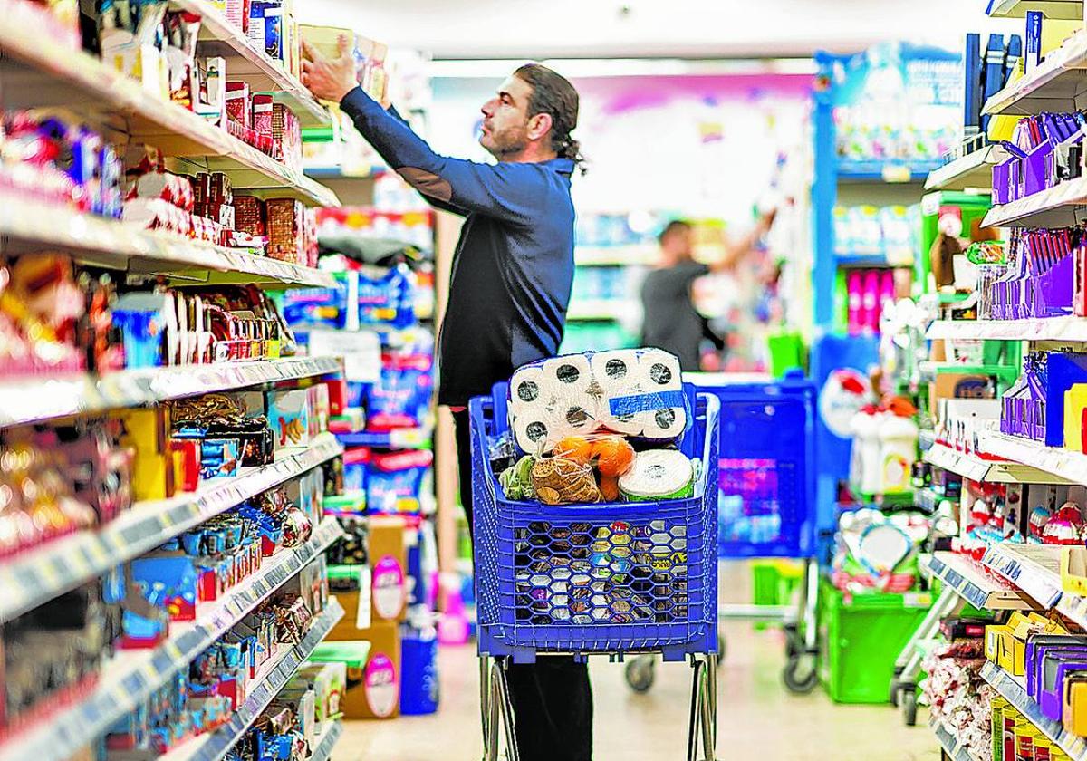 Un ciudadano hace la compra en un supermercado, una de las prácticas que más ha subido de coste.