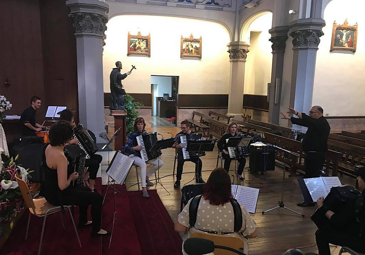 La agrupación de acordeonistas Herri Maite en uno de sus conciertos, bajo la dirección de Antonio Núñez