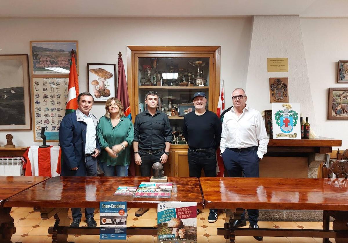 Representantes municipales de Galdakao junto a miembros de la Peña Santa Cruz