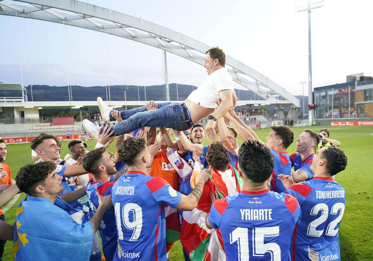 El entrenador del Amorebieta Haritz Mujika, galardonado como el mejor técnico de Primera RFEF