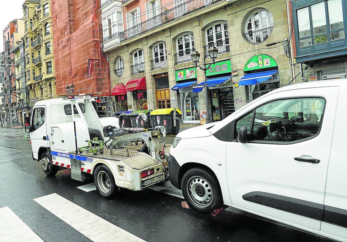 La grúa se llevaba ayer un vehículo mal estacionado junto al Mercado de la Ribera.