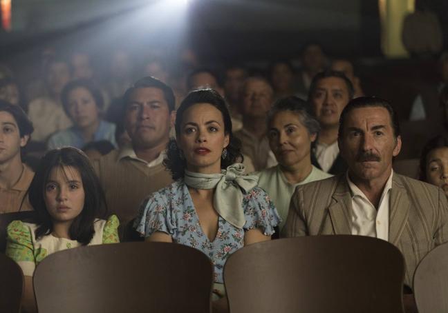 Antonio de la Torre junto a Bérénice Bejo y la niña Alondra Valenzuela en 'La contadora de películas'.