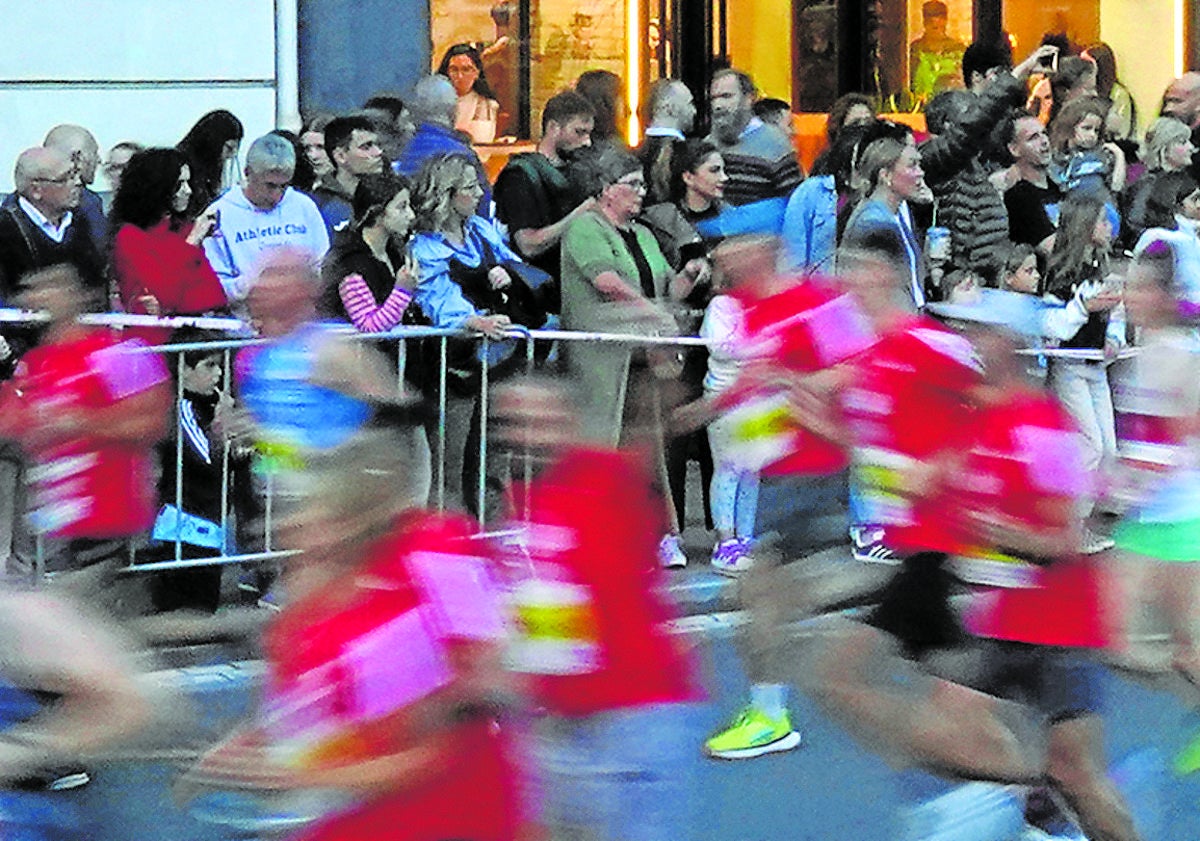 Imagen principal - ilbao se echó a la calle para disputar el maratón nocturno. Abajo, Jeptoo, ganadora femenina, y Kiptum, masculino, en la media maratón