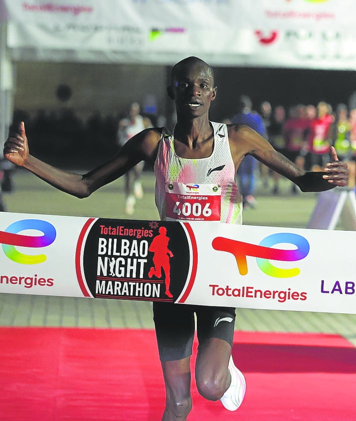 Imagen secundaria 2 - ilbao se echó a la calle para disputar el maratón nocturno. Abajo, Jeptoo, ganadora femenina, y Kiptum, masculino, en la media maratón