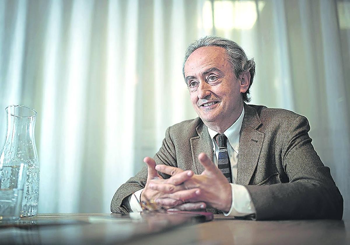 El escritor mallorquín ha hecho razón y seña de su origen insular, lejos de los centros neurálgicos de la literatura.