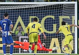 Gerard Moreno bate a Sivera en el penalti que supuso el empate del Villarreal.