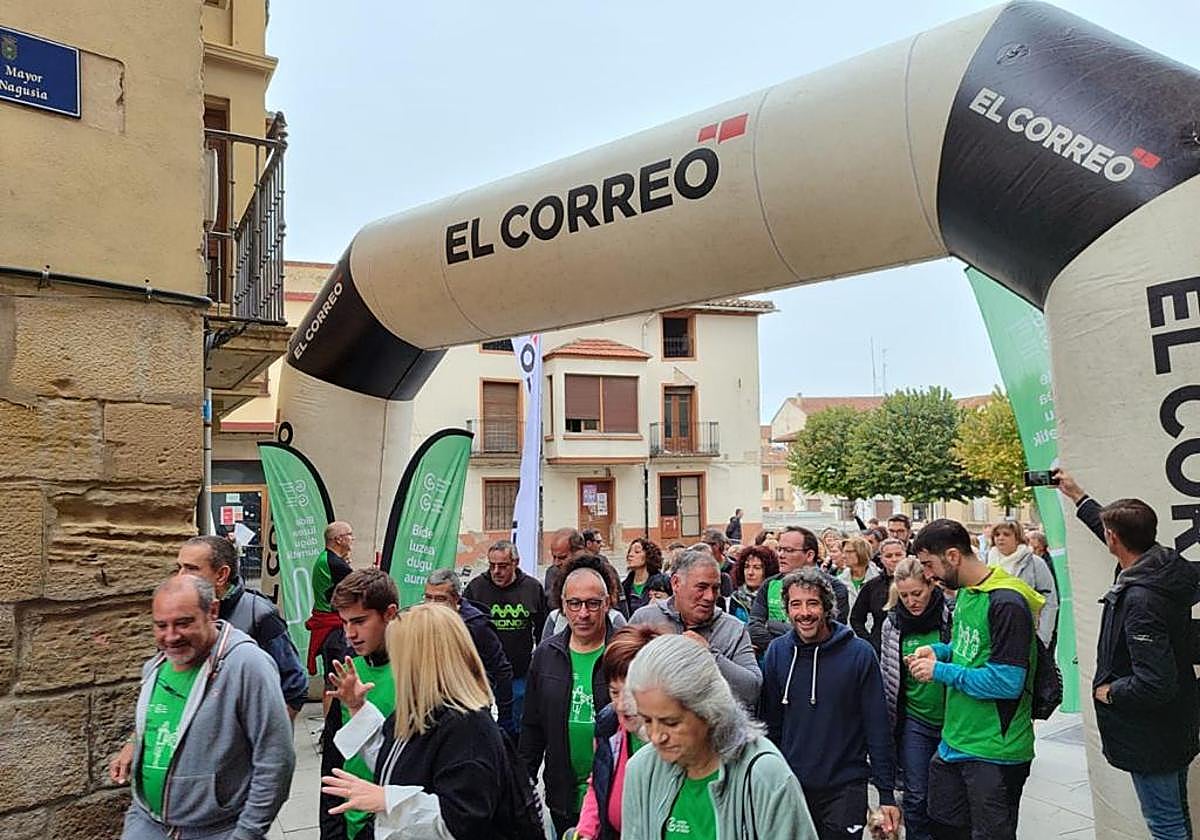 Los participantes de la marcha, por las calles de Oion
