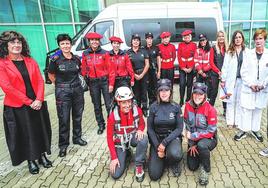 Ana, en primer plano, de la primera promoción de la Policía autonómica en que hubo mujeres, la 2ª, y Naike, de la última, la 30ª.