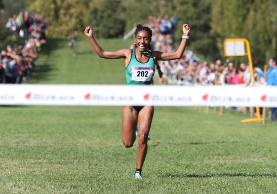 Likina Amebaw cruza con una amplia sonrisa la línea de meta del Cross Internacional de Amorebieta en la campa de Jauregibarria.
