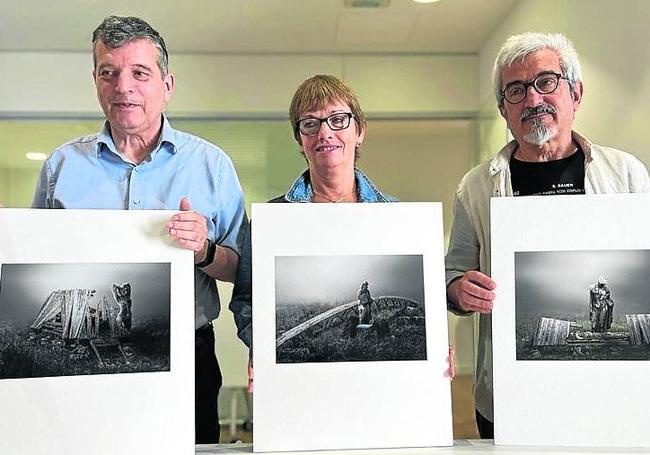 Momento en el que el jurado selecciona las obras de Diego Pedra Benzal como las mejores.