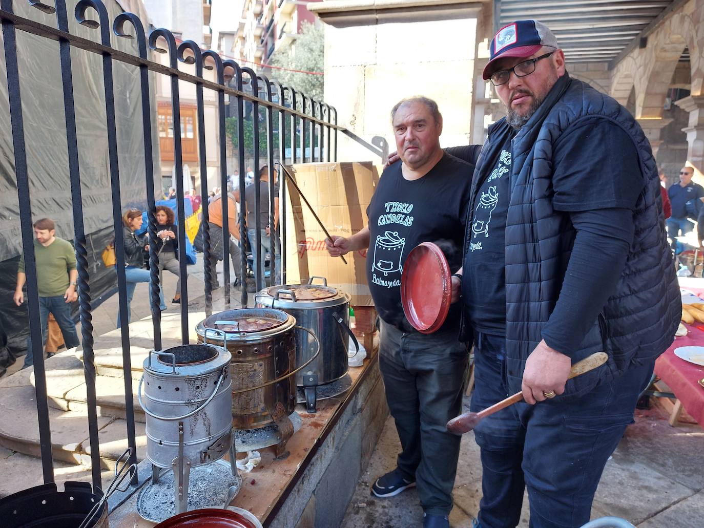 José Luis Candelas y Joseba Andoni Arizketa fueron los primeros en encender sus putxeras, a las 3.30 horas en el soportal del Ayuntamiento. 