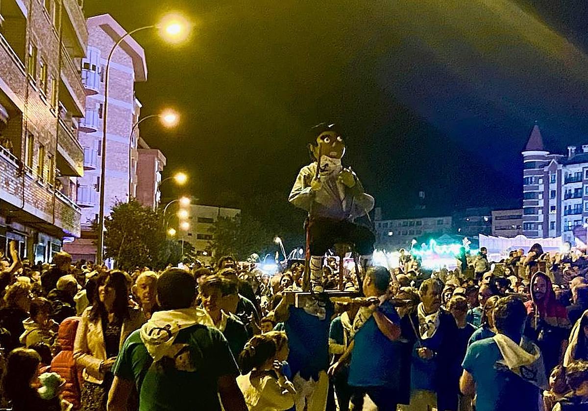 Una multitudinaria pasacalles acompañó a la despedida de Patxikotxu, que regresará el año que viene