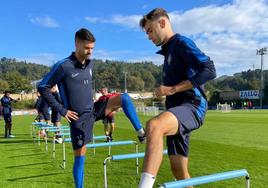 Rayco y Núñez, durante el entrenamiento de este lunes en Urritxe.