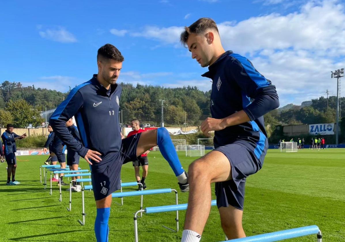 Rayco y Núñez, durante el entrenamiento de este lunes en Urritxe.