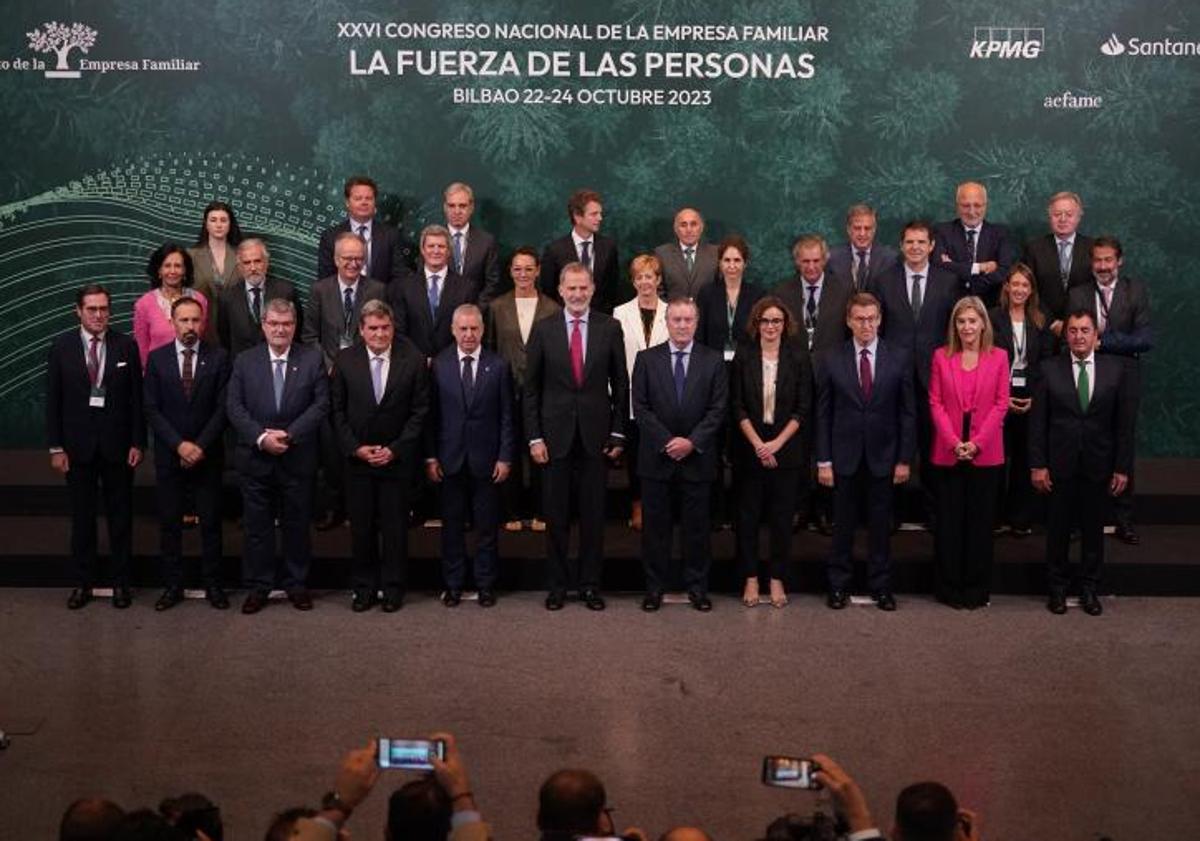 Imagen principal - Arriba, foto de familia del congreso. Abajo a la izquierda, el Rey conversa con algunos de los presentes. A la derecha, Sendagorta durante su intervención.