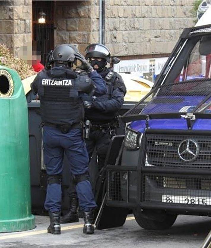 Imagen secundaria 2 - Arriba, el abandonado restaurante Miramar de Artxanda, donde apareció el cadáver. Abajo, los registros realizados por la Ertzaintza hoy en la calle Virgen de Begoña, en Bilbao.