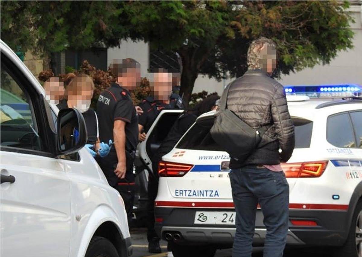 Imagen secundaria 1 - Arriba, el abandonado restaurante Miramar de Artxanda, donde apareció el cadáver. Abajo, los registros realizados por la Ertzaintza hoy en la calle Virgen de Begoña, en Bilbao.