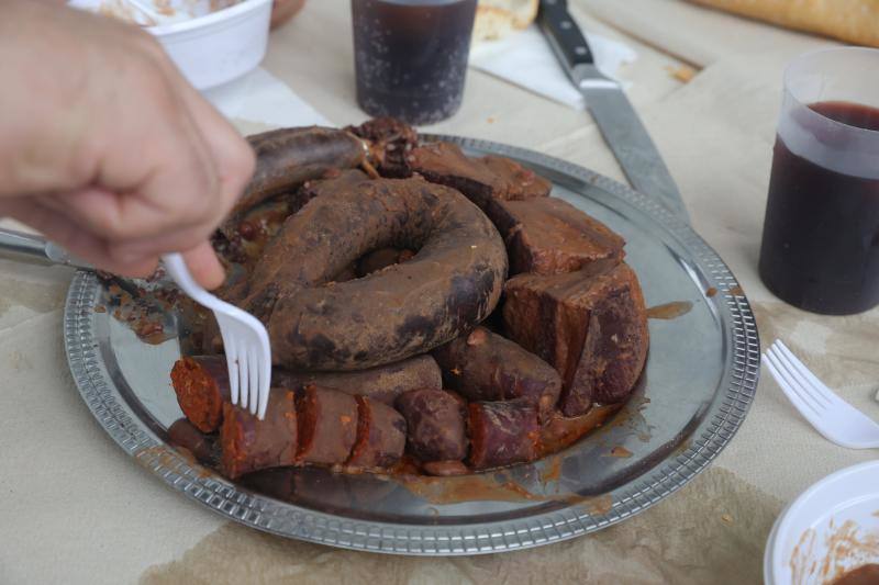 La morcilla, el chorizo y el tocino fueron, junto a las alubias, los tres ingredientes obligatorios en la preparación. 
