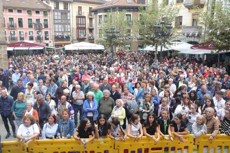 Centenares de personas abarrotaban la plaza San Severino cuando aún el jurado cataba las elaboraciones. 