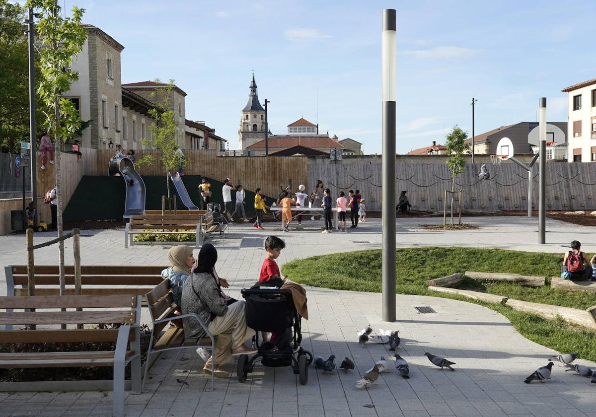 El parque infantil con zonas deportivas y lúdicas del Casco Viejo fue fruto del programa de participación vecinal.