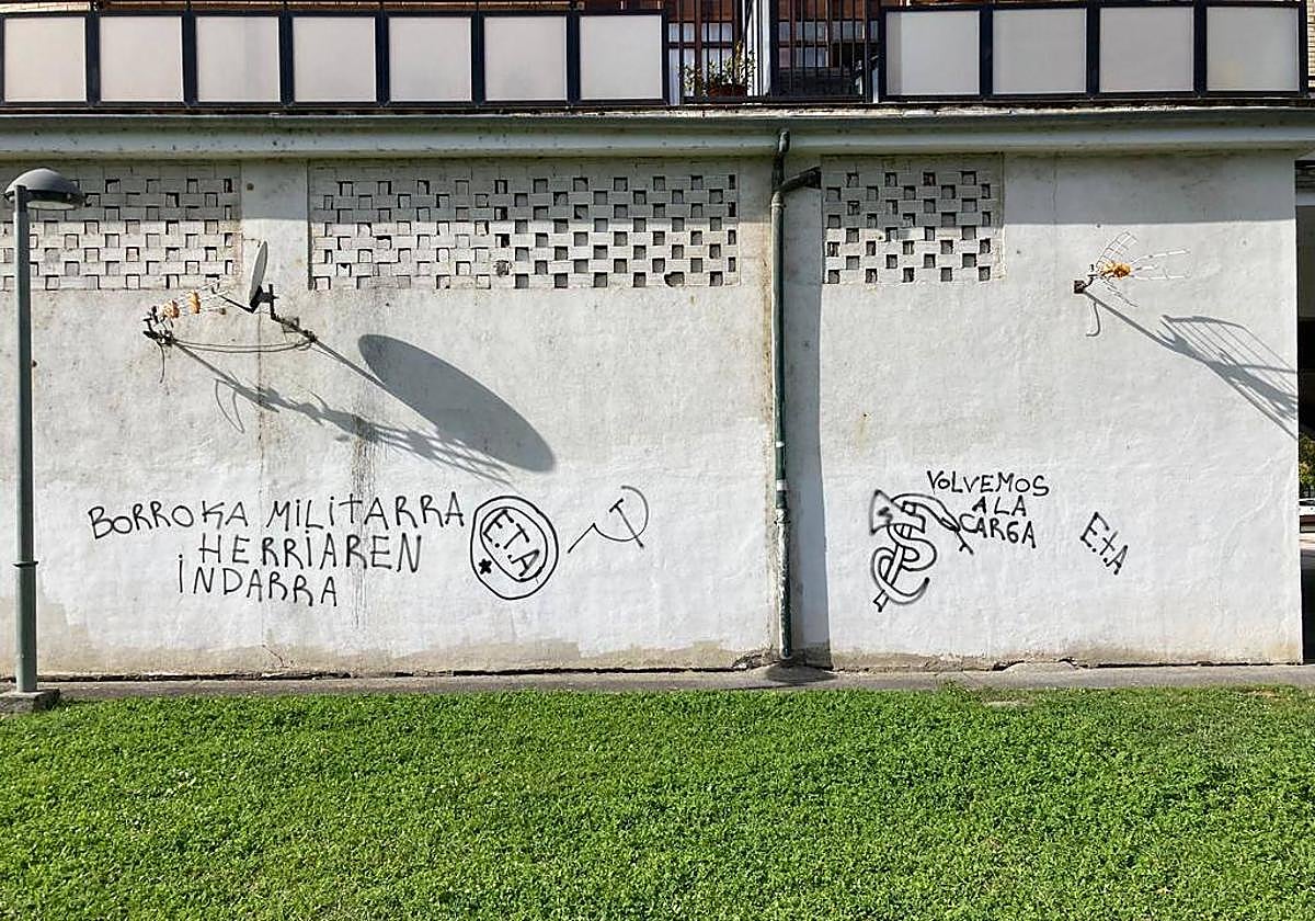 Todos los partidos menos EH Bildu condenan las pintadas a favor de ETA aparecidas en Sodupe