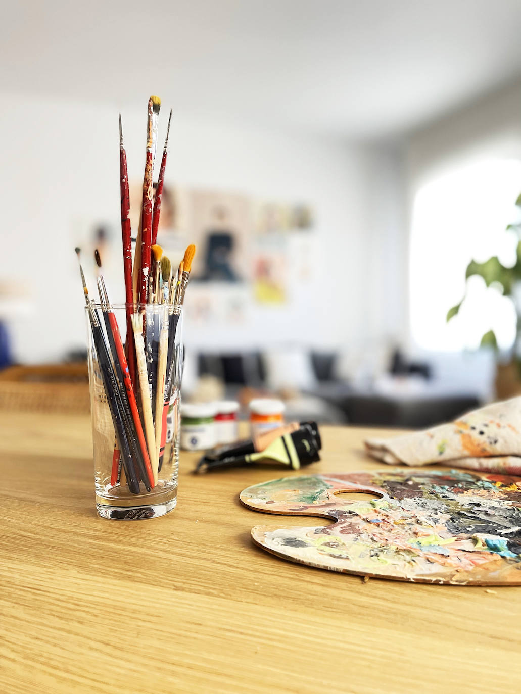 El piso de Beatriz en Bilbao o cómo esta pintora ha llenado su hogar de arte