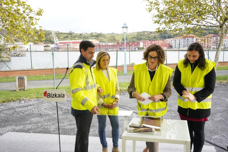 La diputada general, el de Infraestructuras y las alcaldesas de Barakaldo y Erandio sellan el cofre que se ha enterrado en la zona donde arrancarán las labores.