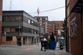 Vista al fonde la casa consistorial de Etxebarri.