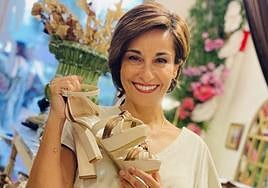 Estos son los zapatos «comodísimos» que Adela González se ha diseñado en Bilbao.