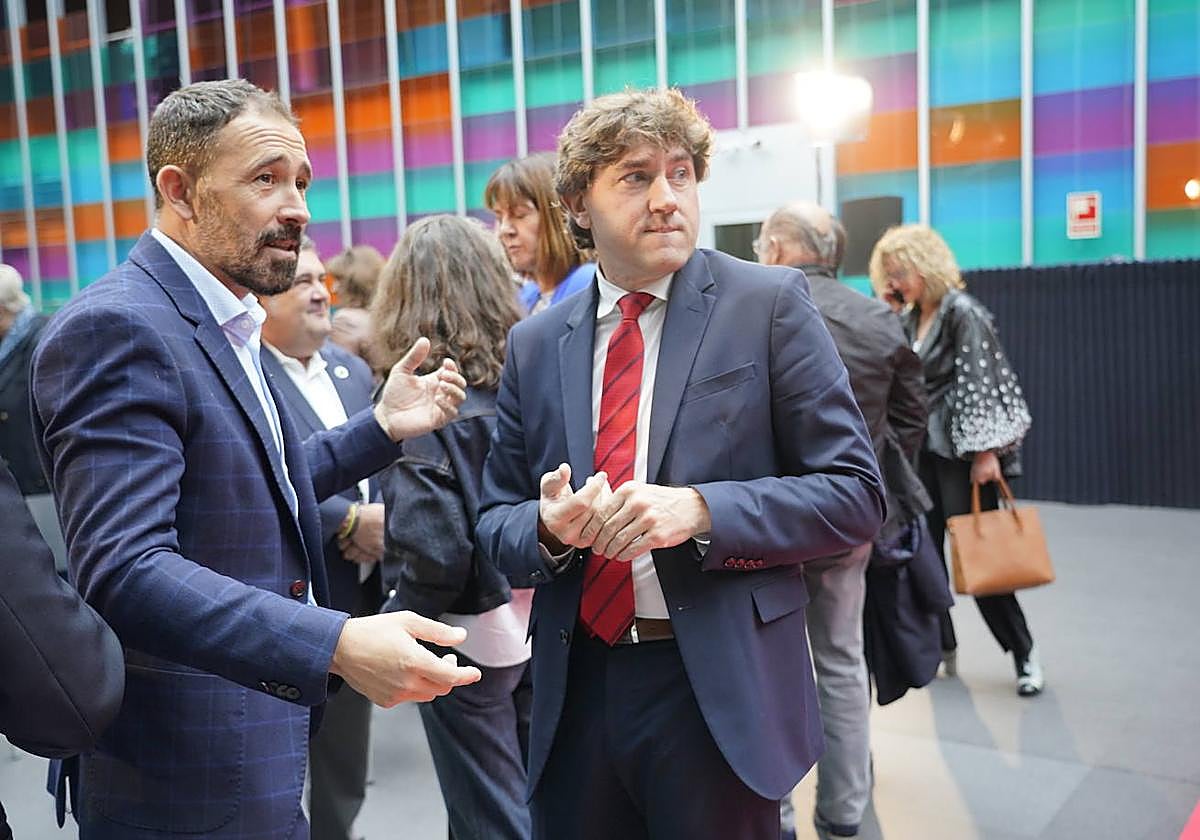El secretario general del PSE, Eneko Andueza, antes de su intervención en Vitoria, junto a Denis Itxaso.