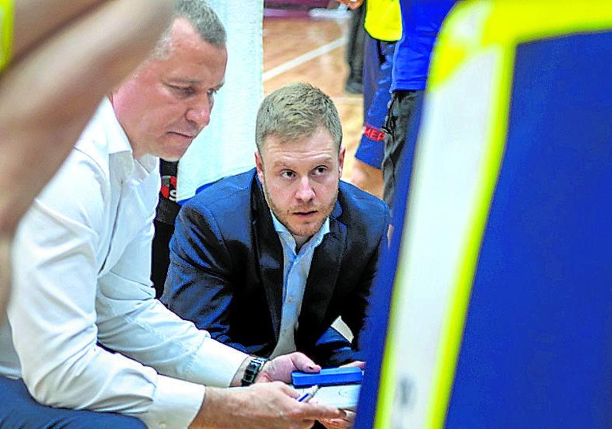 Imagen principal - Ereño cumple su segunda temporada en Rumanía, junto con el lituano Tomas Rinkevicius, entrenador del Sibiu. A la derecha, posa de niño junto a Javi Salgado, leyenda del Bilbao Basket. A la izquierda, posa junto a la plantilla del Sibiu.