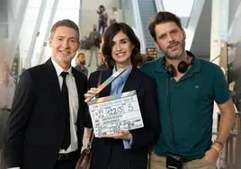 Paz Vega entre el actor Adrián Suar y el director Santiago Requejo en el aeropuerto de Loiu.