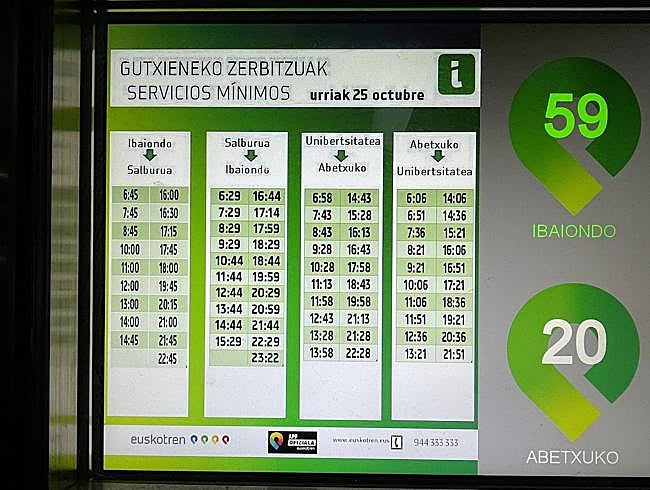 Los servicios mínimos, detallados en una de las marquesinas del tranvía.