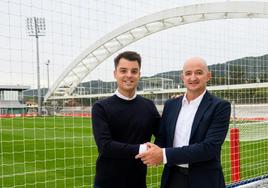 San Millán, a la derecha, da la mano al director general de Fútbol, Mikel González, en Lezama.